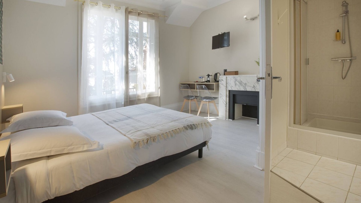 Bron House | Double room-Premium-Ensuite with Shower-Garden view