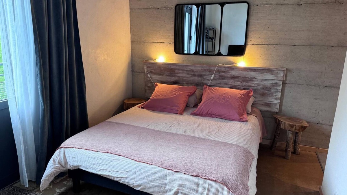 Orcines Apartment | Double room-Queen-Ensuite with Shower-Mountain view