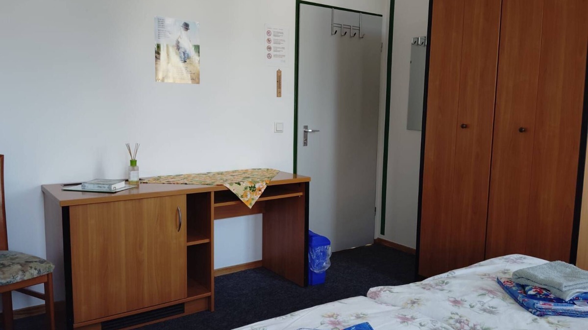 Eggesin Bed & Breakfast | Double room (room 24) extra bed only with crib - Gästehaus EJS e.V.