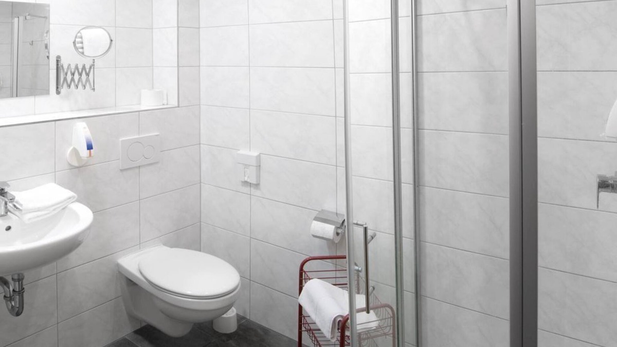 Bollendorf House | Double room shower/WC with balcony - Hotel Hauer