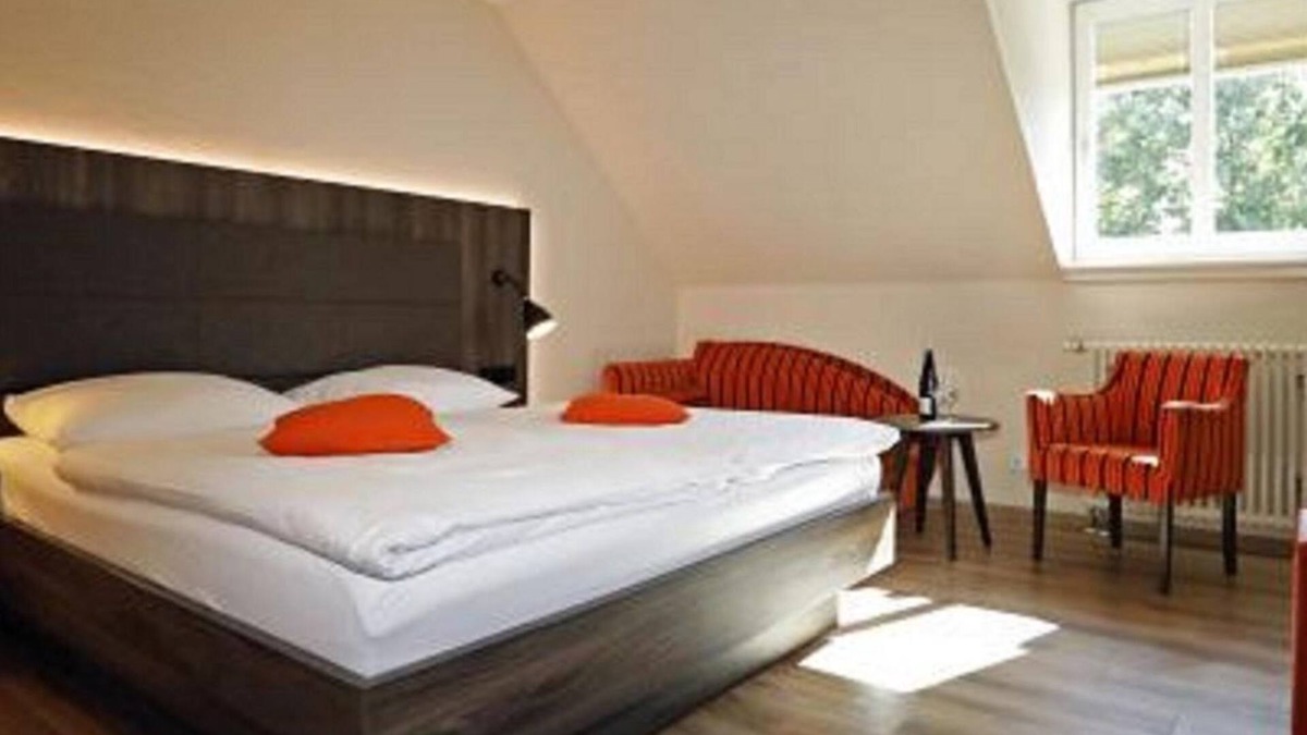 Freinsheim House | Double room shower/WC w. Sloping roof - Landhotel Altes Wasserwerk GbR