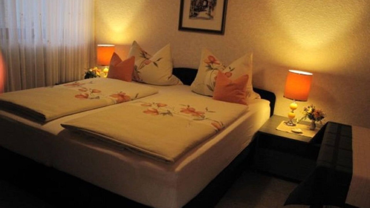 Saarlouis Apartment | Double room, shower, WC, 1 bedroom - Haus Anna
