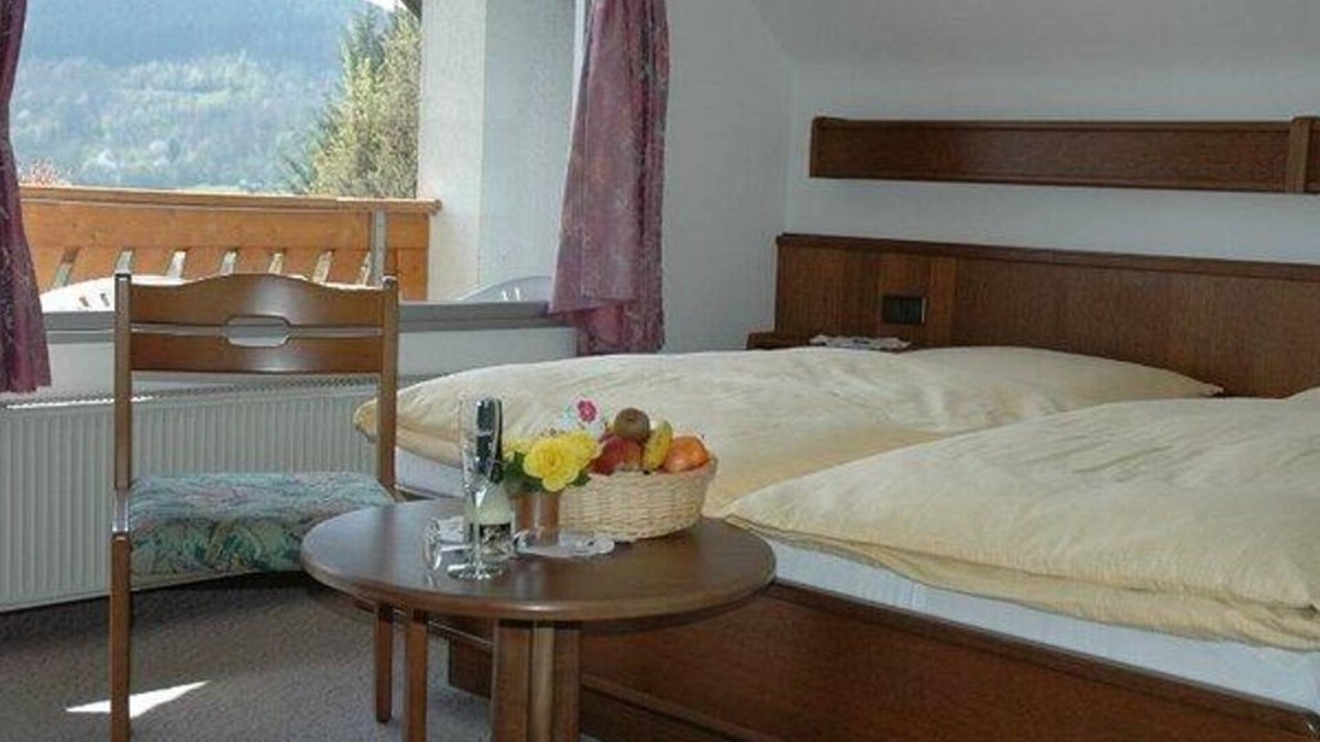 Hasenfeld Bed & Breakfast | Double room south-facing balcony - Haus Diefenbach, Pension Ferienwohnungen
