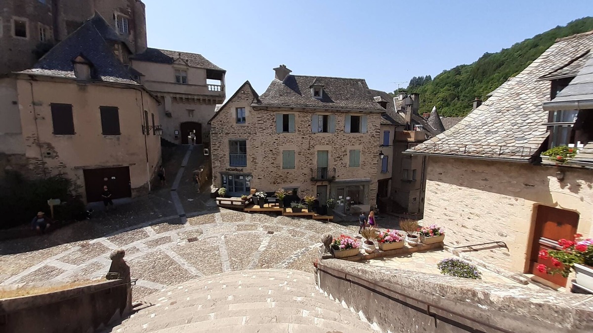 Estaing Bed & Breakfast | Double room-Standard-Wet room-City view-1er étage