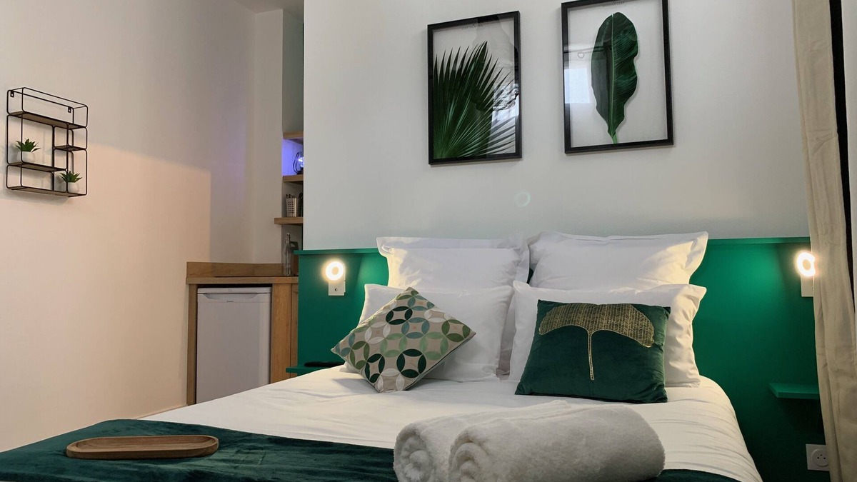Angers Bed & Breakfast | Double room-Superior-Wet room-Landmark view-RDC
