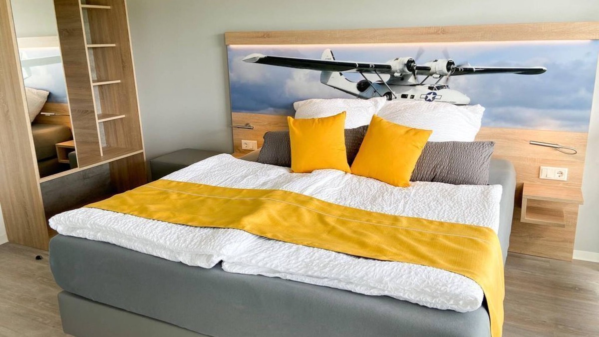Breitscheid House | Double room window to the airfield, shower WC - Boardinghouse Breitscheid