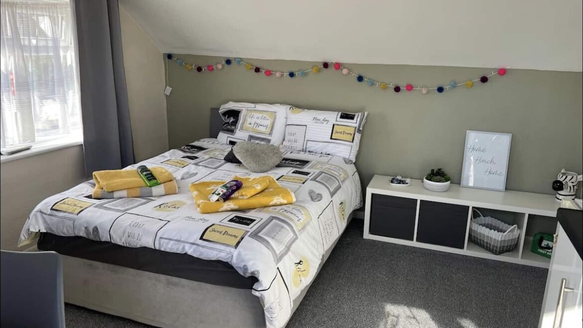 Mawneys House | Double room with a small kitchen