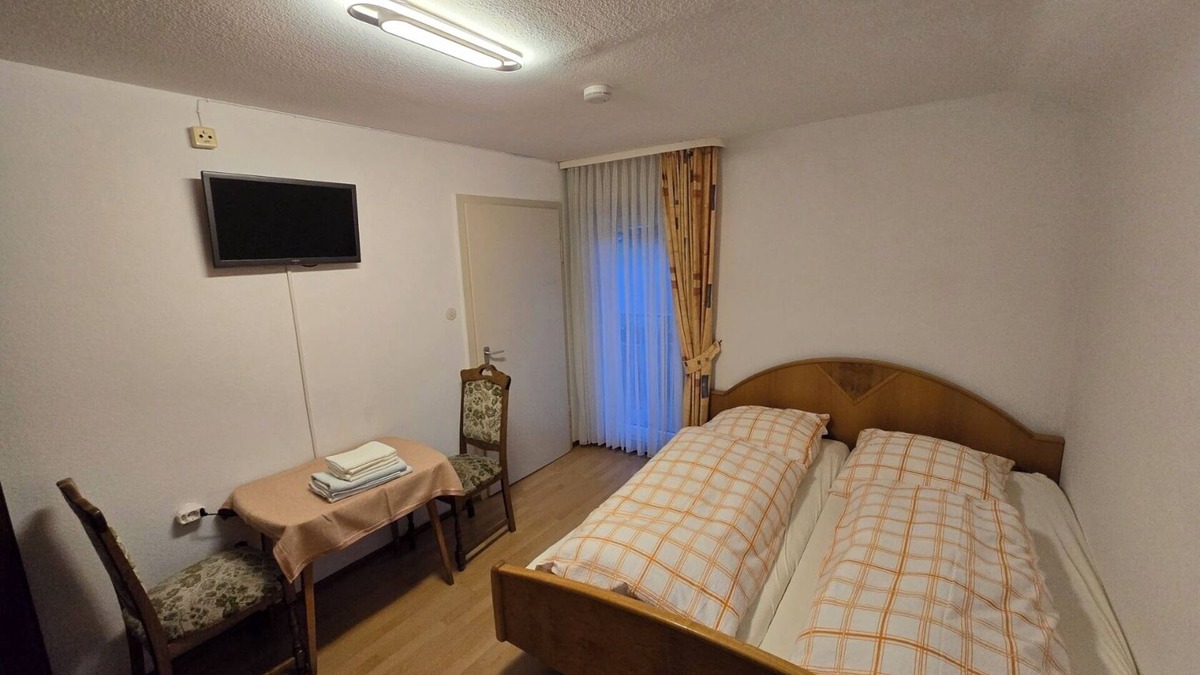 Enzklosterle Apartment | Double room with balcony and shower and WC