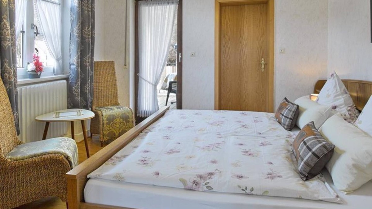 Brodenbach Bed & Breakfast | Double room with balcony - Pension Haus am Walde