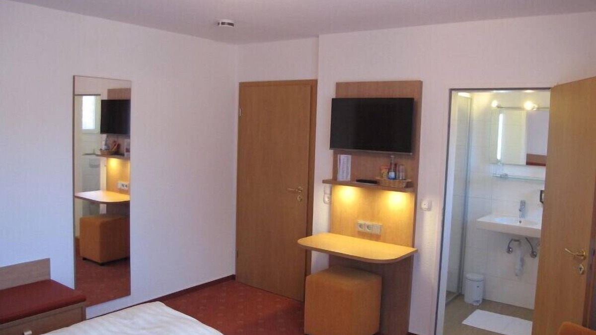 Bad Krozingen Apartment | Double room with air conditioning, shower and WC