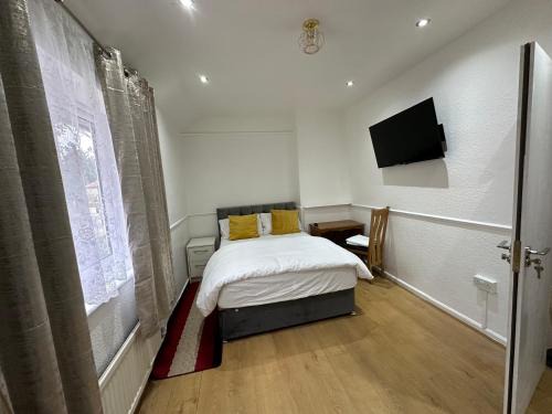 Downham House | Double Room With Free WiFi Keedonwood Road