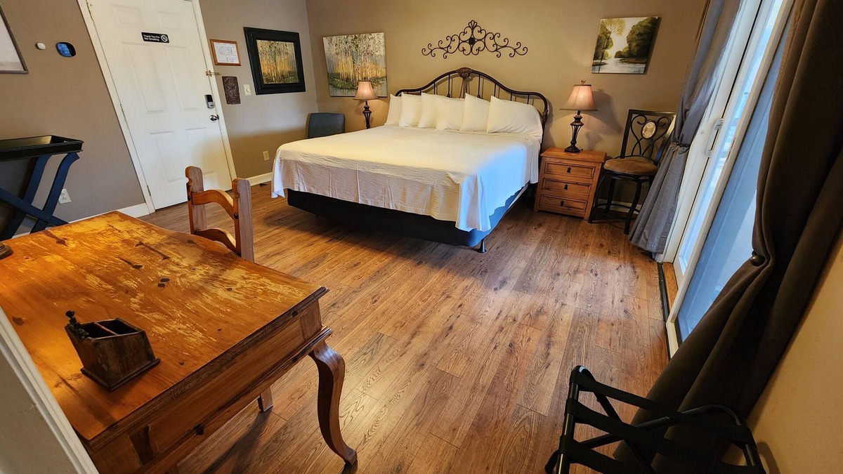 Lookout Valley Neighborhood Association Cabin | Double Room with King Bed and Balcony