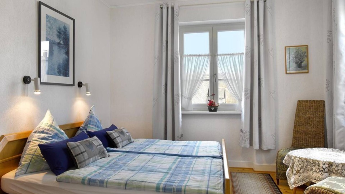Brodenbach Bed & Breakfast | Double room with satellite TV - Pension Haus am Walde