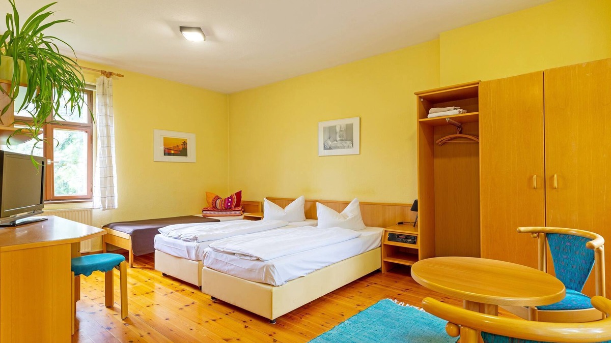 Cottbus Cottage | Double room with shared bathroom 2 - Jugendgästehaus