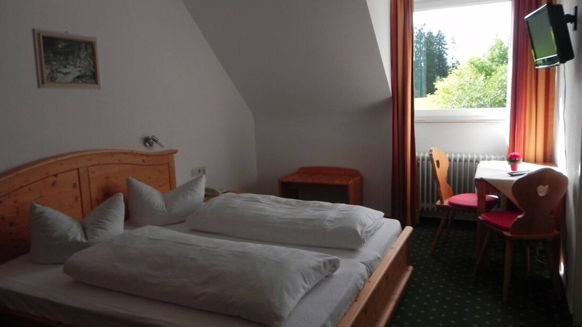 Breitnau Apartment | Double room with shower and WC