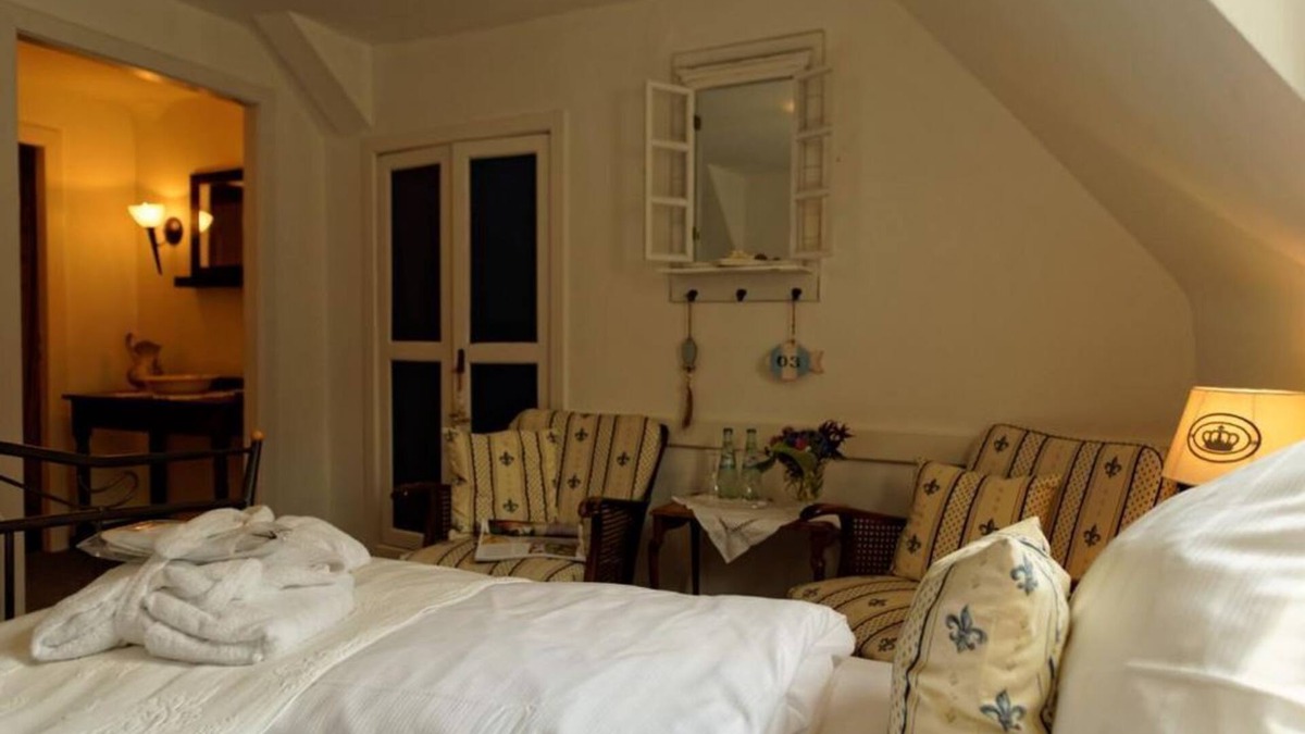 Kronenburg House | Double room with shower/WC - Burghaus and Villa Kronenburg
