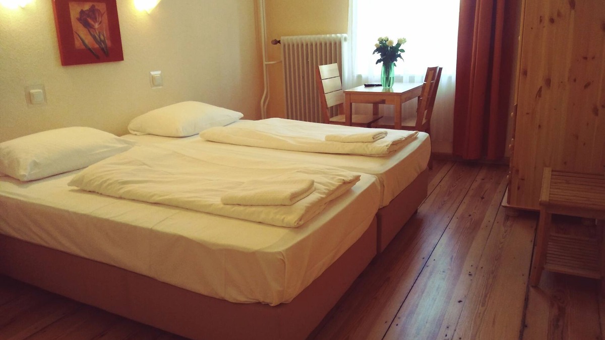 Hamburg City Center Apartment | Double room with shower (WC on the floor)