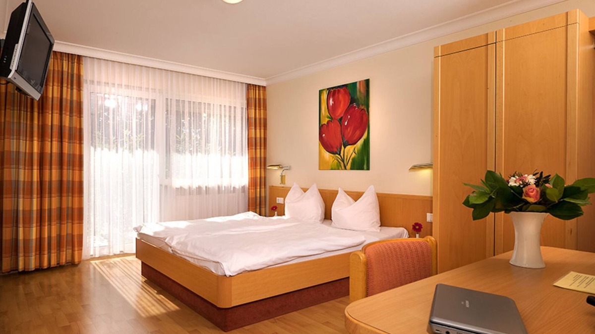Umkirch Apartment | Double room with toilet and shower - Hotel Heuboden