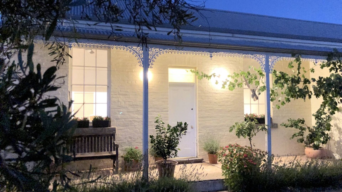 Newstead House | Double Shower, log fire, Romantic Stay. Newstead Cute historic gold field towns