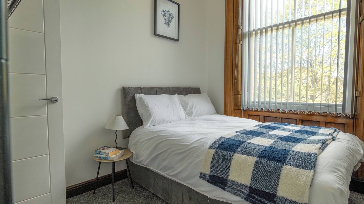 Rochdale Apartment | Double Story 2-Bedroom Suite In Rochdale