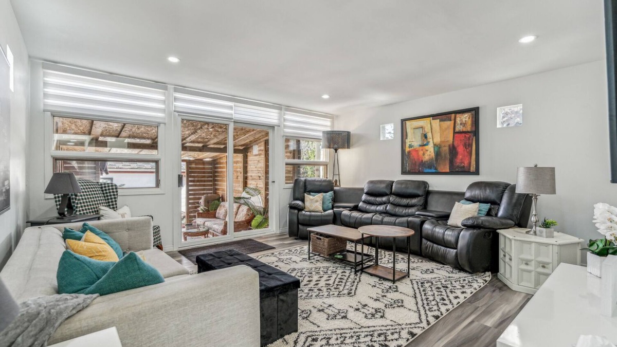Hillhurst House | Double suite in the heart of DT Sleeps 15!