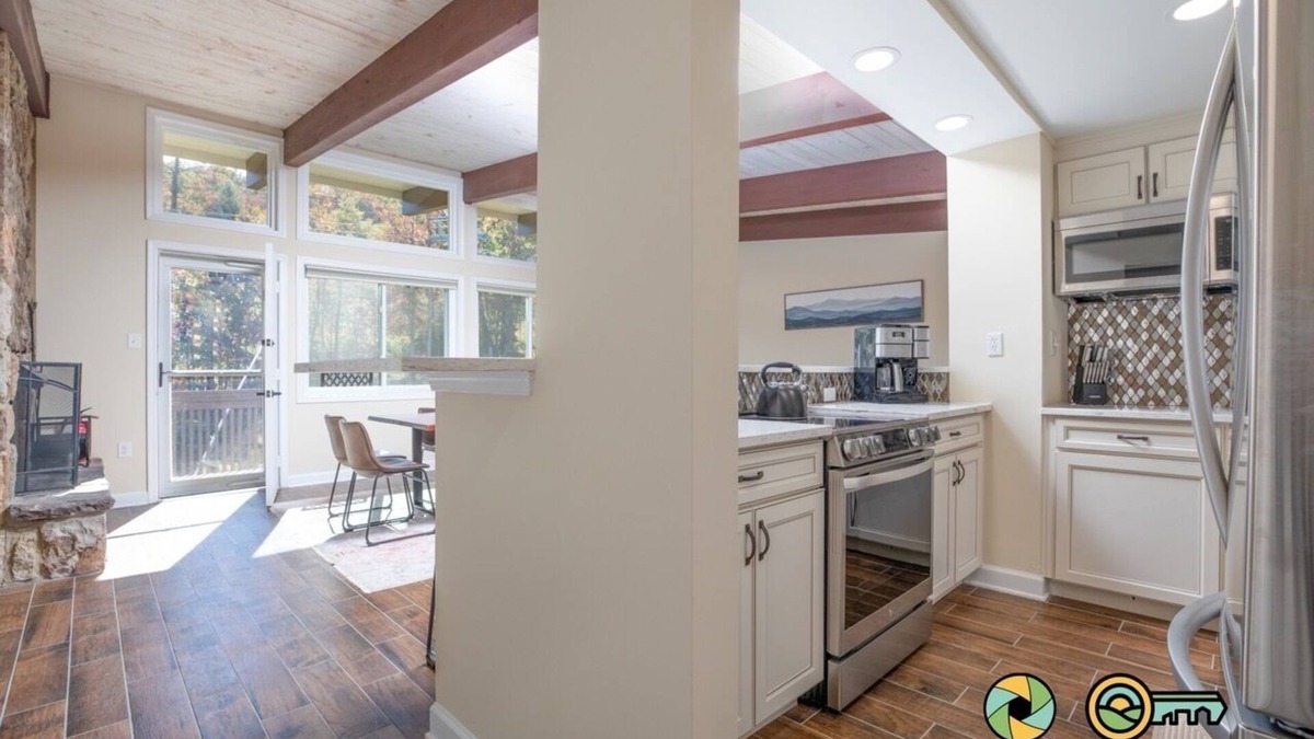 Mount Jackson Condo | Double the Condo, Double the Fun! | Ski slope side & Mountain views | Vaulted ceilings!