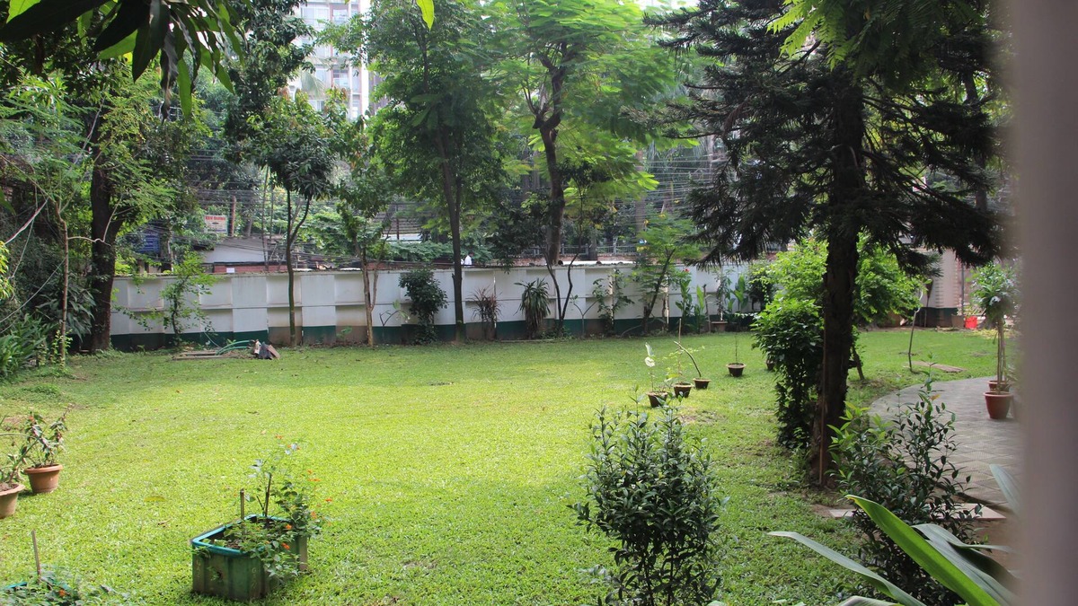 Dhaka Villa | Double/Twin room with en-suite in a Vintage Villa with a Garden & a long balcony