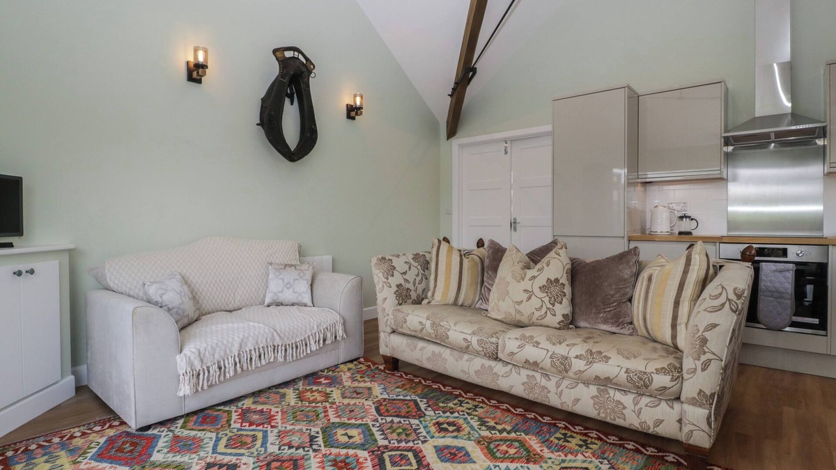 Mere Cottage | DOUBLETREE COTTAGE, pet friendly, with a garden in Mere