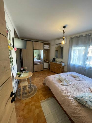 Darnius House | Douce pause