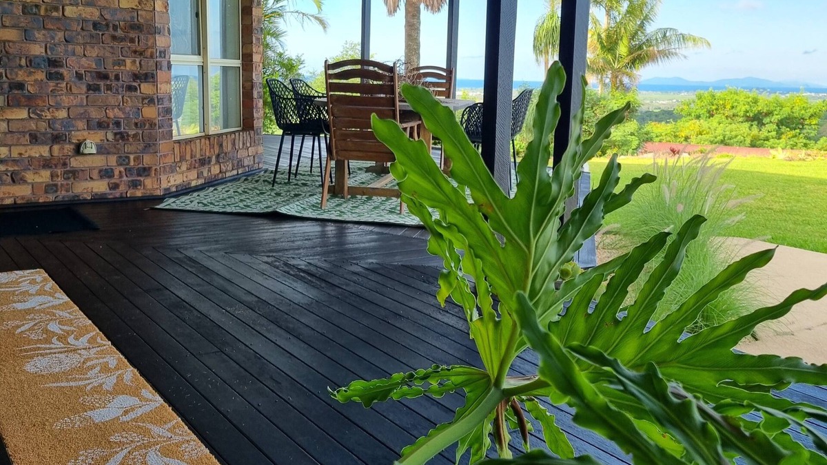 Nindaroo House | Doug's Place - Spectacular Views + Tennis Court