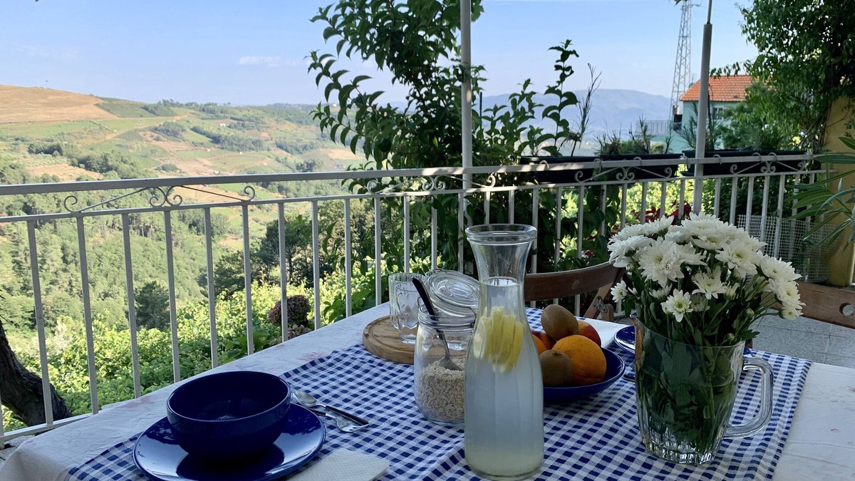 Vinhos House | DOURO VALLEY MOUNTAIN HOUSE