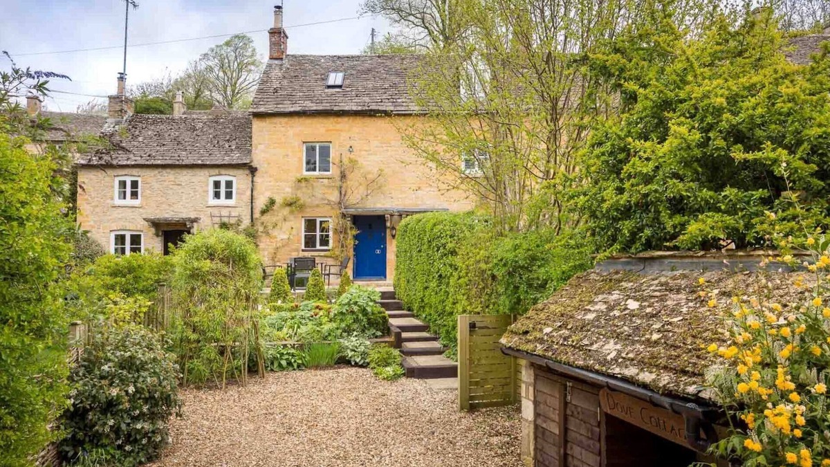 Naunton Cottage | DOVE COTTAGE (NAUNTON), pet friendly, with open fire in Naunton