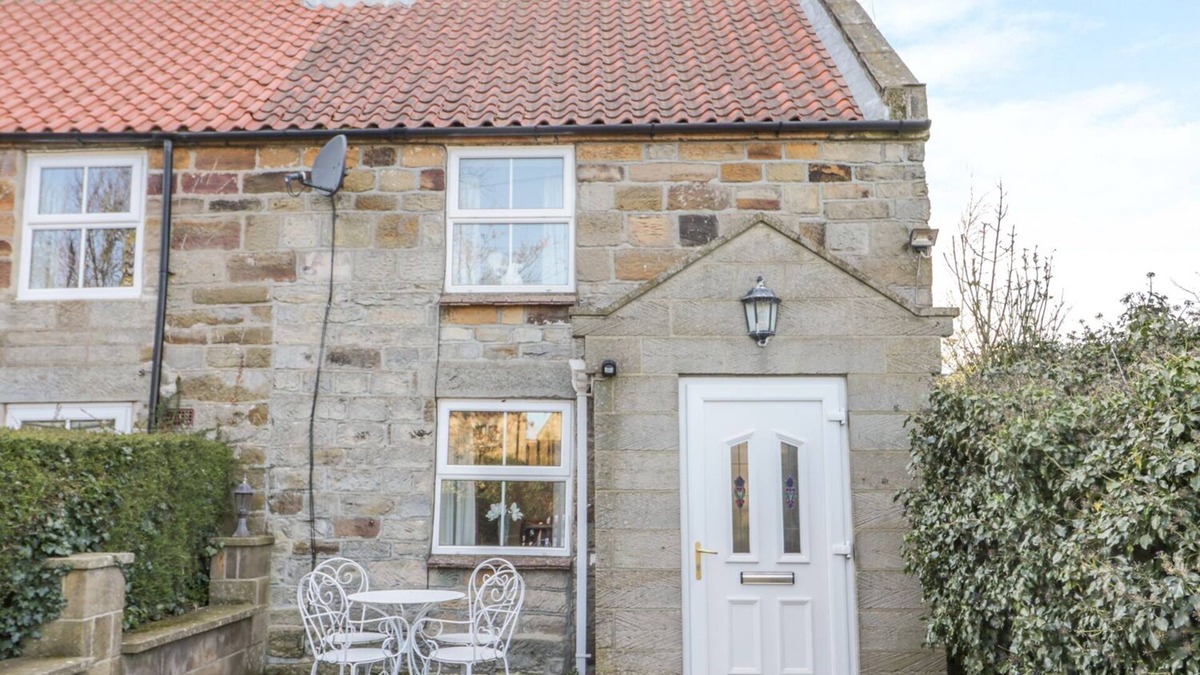 Aislaby Cottage | DOVE COTTAGE, pet friendly, character holiday cottage in Sleights