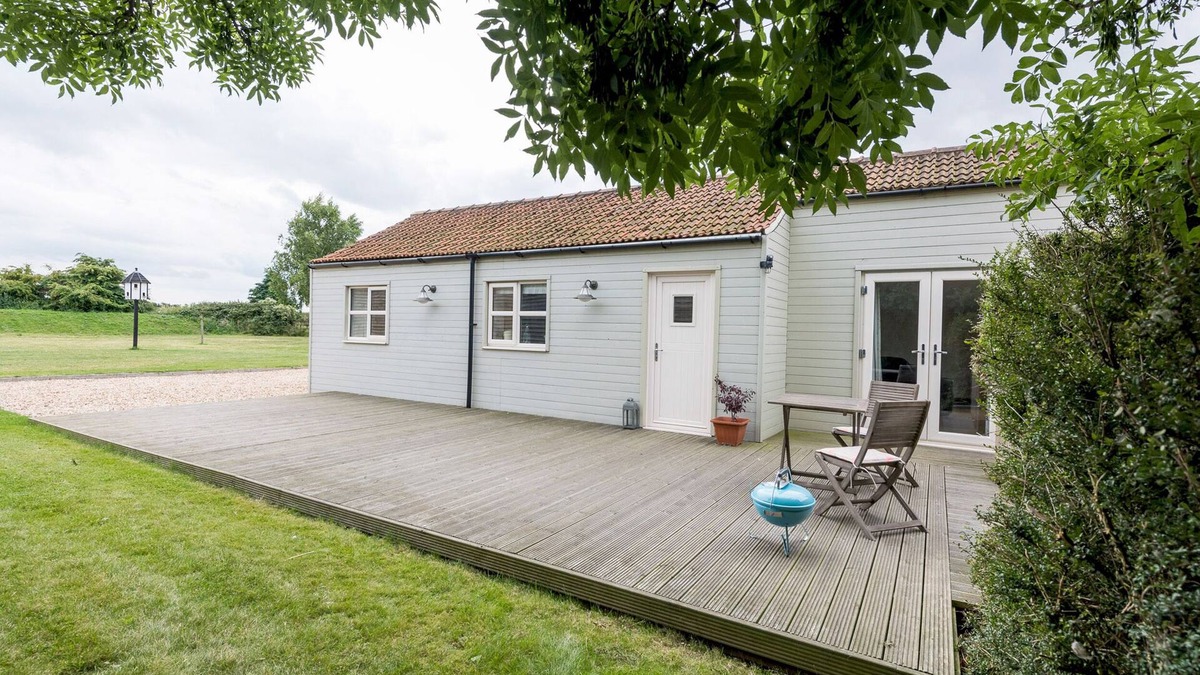 Louth Cottage | DOVE FARM COTTAGE, pet friendly, with a garden in Louth