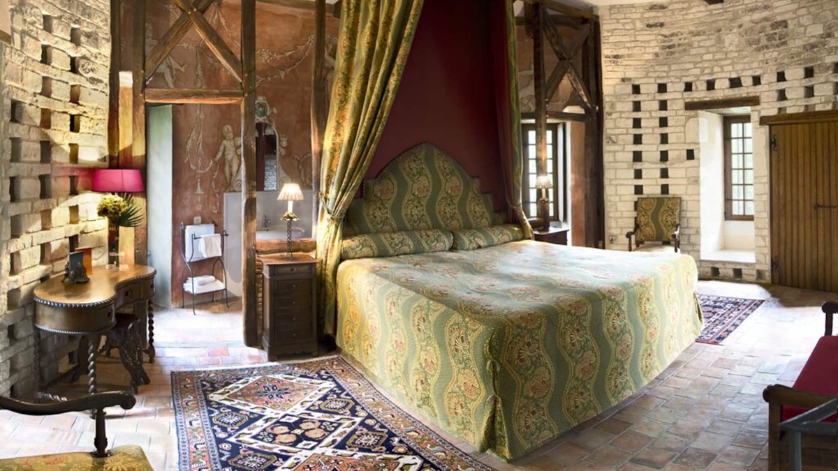 Noyant-de-Touraine Apartment | Dovecote in enclosed estate overlooking Château de brou