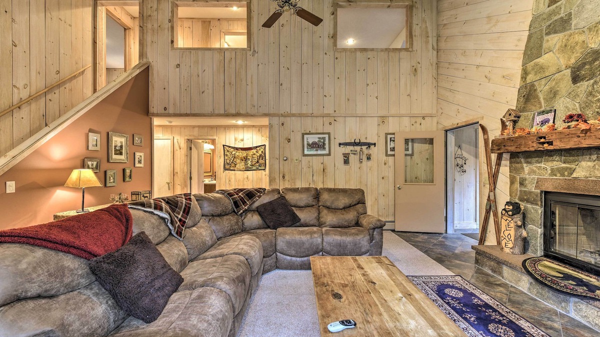 East Dover House | Dover Home: 7 Mi to Mount Snow Grand Summit Resort