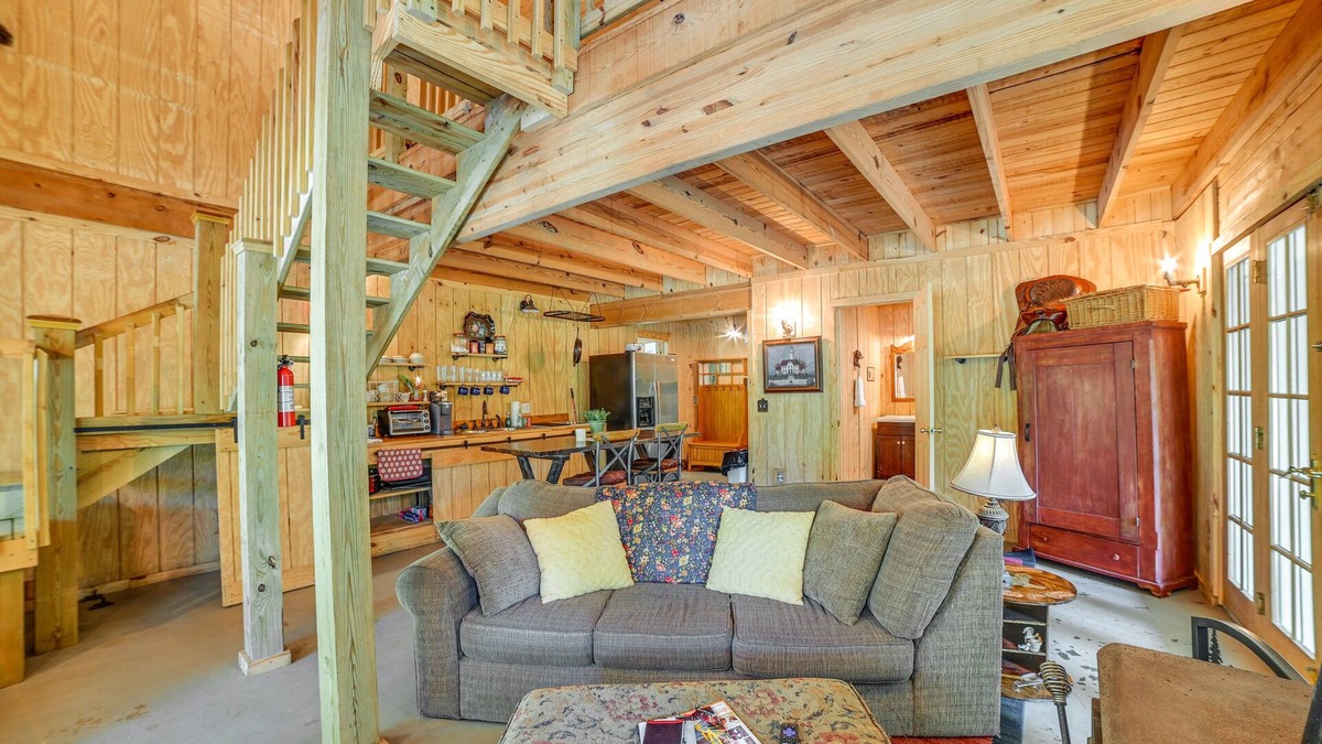 Dover Apartment | Dover Vacation Rental w/Hot Tub & Horse Pastures