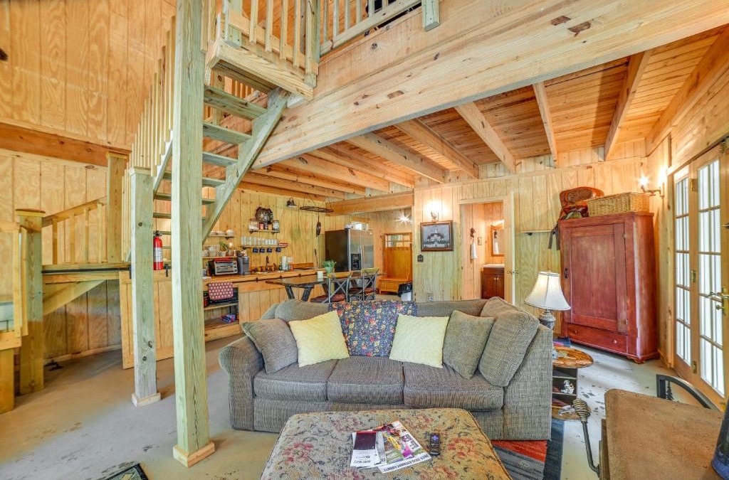 Dover Apartment | Dover Vacation Rental with Hot Tub and Horse Pastures