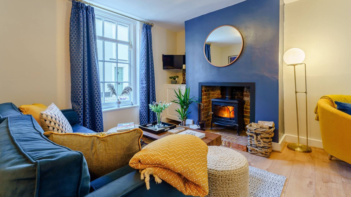 Canterbury House | Dovetail Cottage - Three Bedroom House, Sleeps 6