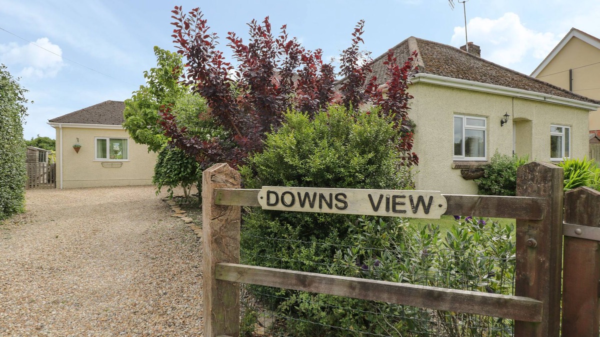 Zeals House | DOWNS VIEW, pet friendly, with a garden in Norton Ferris
