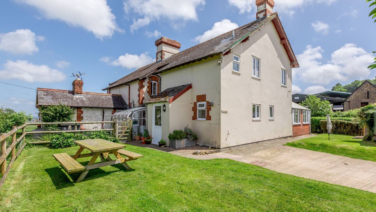 Crewkerne Cottage | DOWNSIDE, pet friendly, with open fire in Mosterton