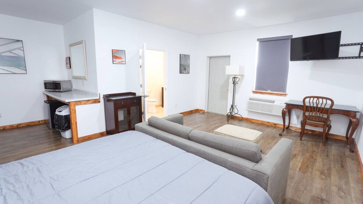 Keeling Hotel | Downstairs King-sized Bed