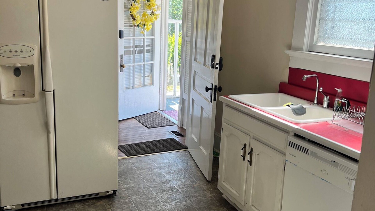 Anniston Apartment | Downstairs Studio apartment in delightful Anniston with WiFi, AC