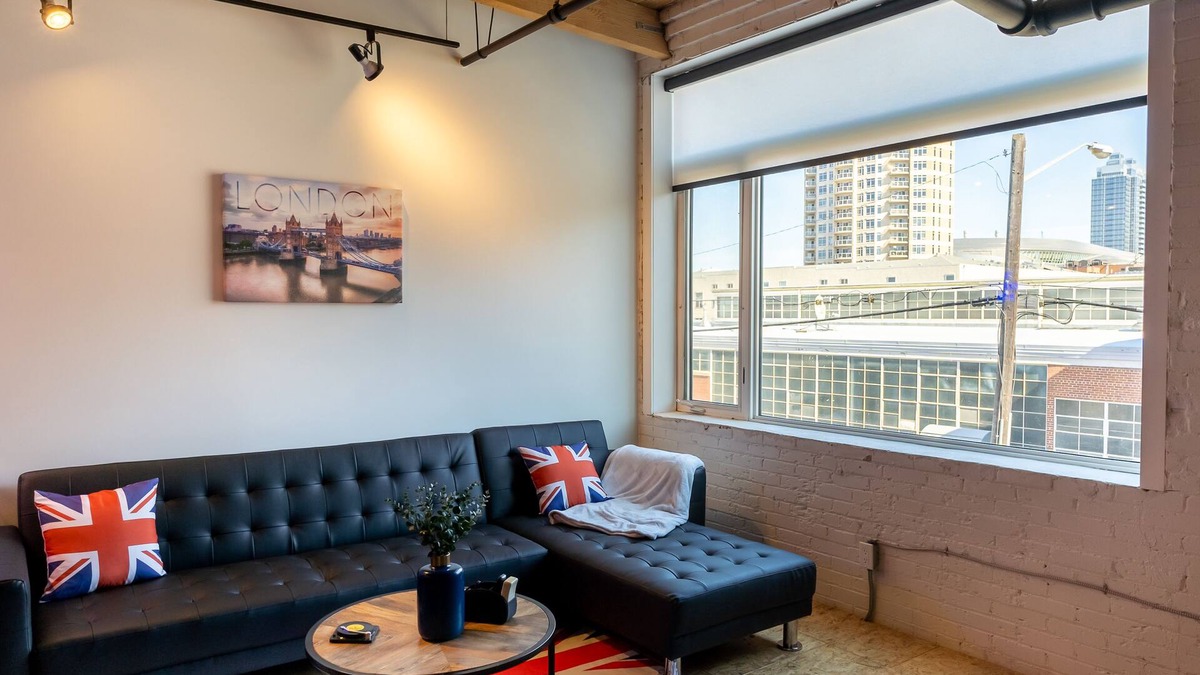 Downtown Edmonton Condo | ⭐️ Downton Edmonton Loft w/Free Parking - Walk to Rogers Place!