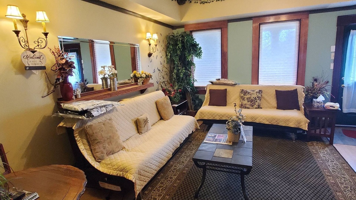 Holy Cross House | Downtown 1 Bedroom Duplex can Sleep 5 Close to Everything