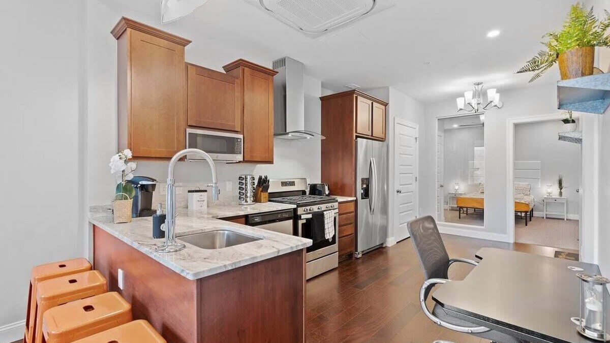 Downtown Pittsburgh House | Downtown 1 BR Apartment | Free Parking | Gym