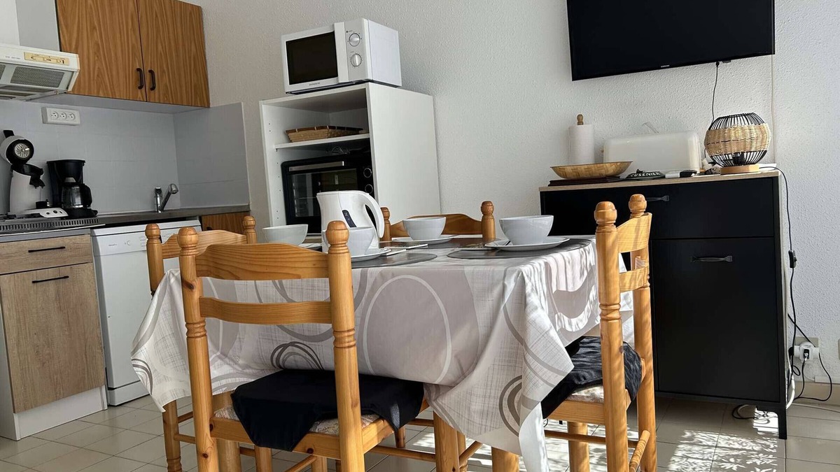 Le Grau-Du-Roi Apartment | Downtown 1BR Apartment with Bunks, Near Beach & Port, Private Parking Included