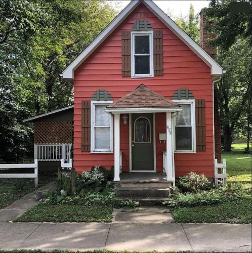 Wabash House | Downtown 2 Bedroom Cottage, Sleeps 6, Walking Distance to Honeywell, Downtown Restaurants, Shopping