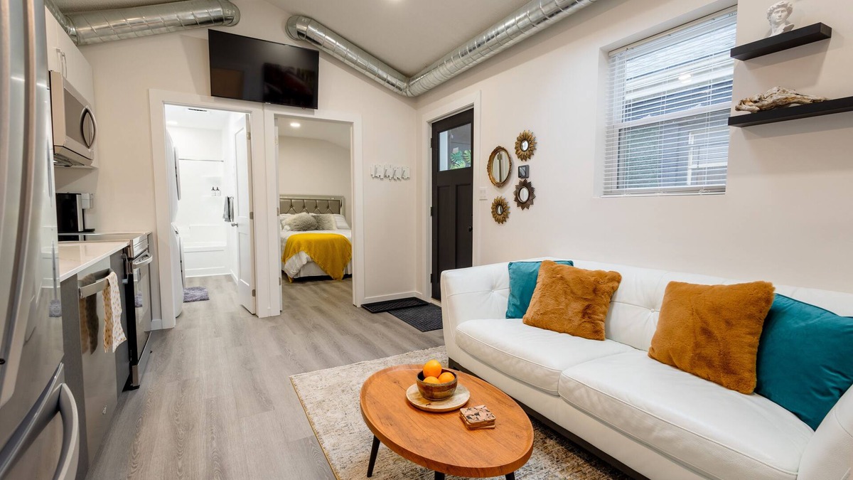 Downtown London Apartment | Downtown 2 bedroom near Victoria park in the Middle of Entertainment District