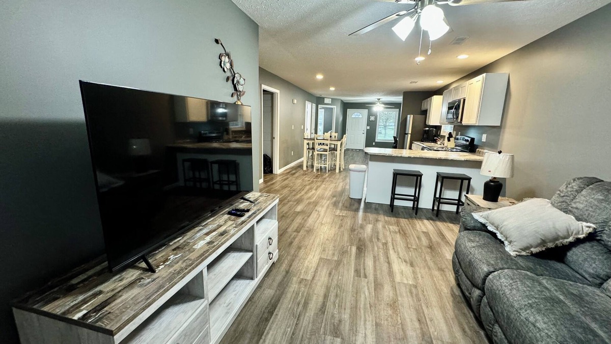 Madisonville House | Downtown 2 Bedroom Triplex